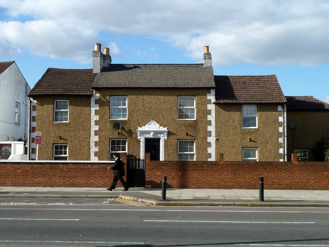 House for sale, Staines Road by Robin Webster, CC BY-SA 2.0 <https://creativecommons.org/licenses/by-sa/2.0>, via Wikimedia Commons